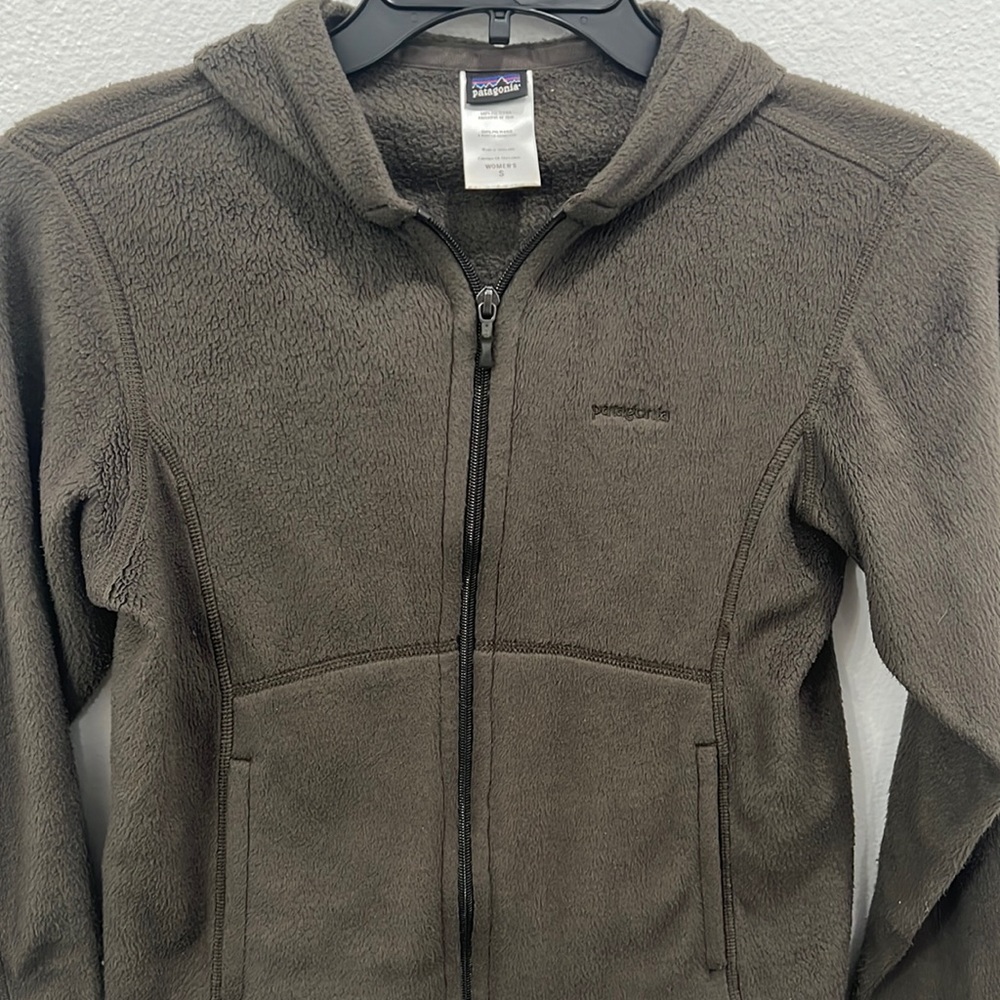 Patagonia polyester fleece Women’s Small Zip Up Brownish Dark Grey furry…